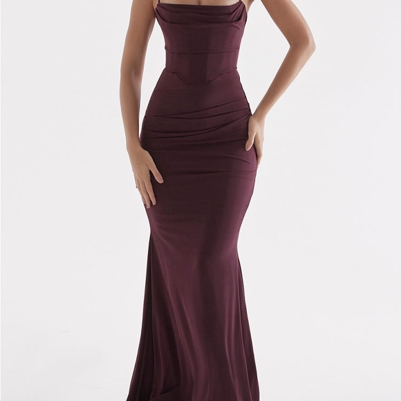 Cowl neckline ‘cami area ruched only’ long Gown in a beautiful eggplant/dark red - Picture 5 of 6